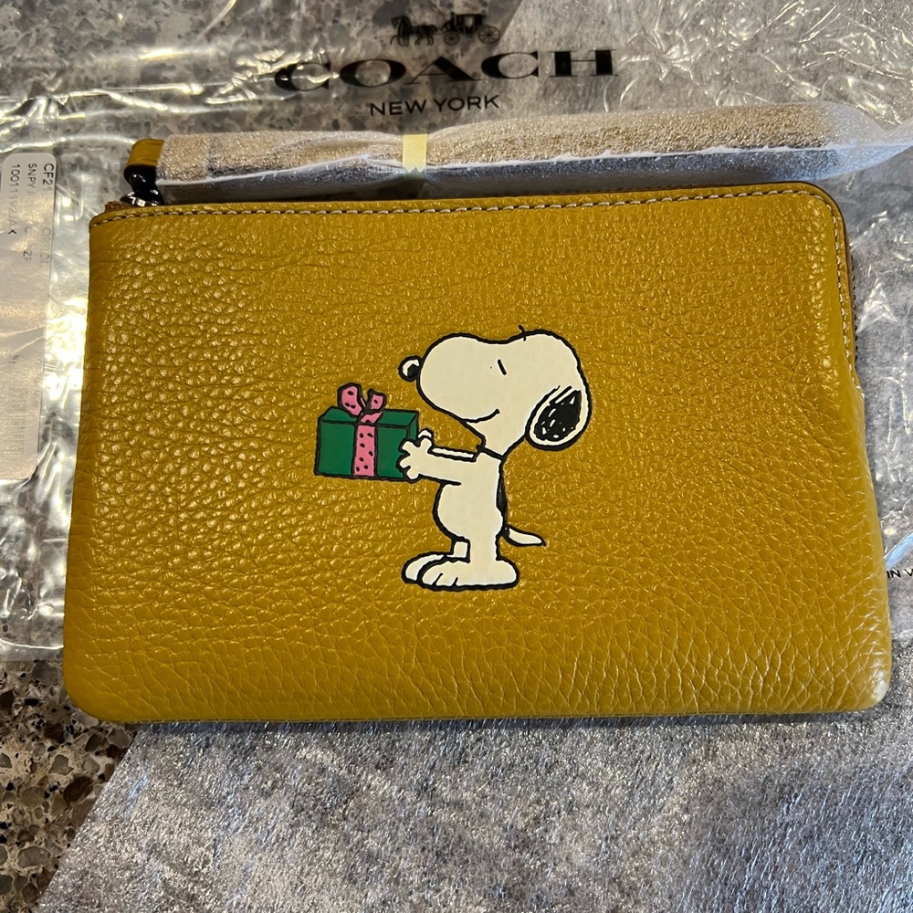 Coach X Peanuts Corner Zip Wristlet With Snoopy Present Motif. NWT. $118